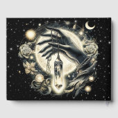 Hand halten eines Kristalls unter dem Mondlicht Gästebuch (Rückseite)