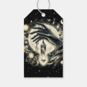 Hand halten eines Kristalls unter dem Mondlicht Geschenkanhänger (Rückseite)