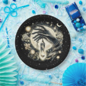 Hand halten eines Kristalls unter dem Mondlicht Pappteller (Party)