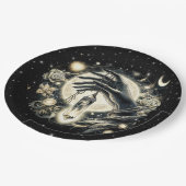 Hand halten eines Kristalls unter dem Mondlicht Pappteller (Schrägansicht)