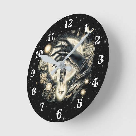 Hand halten eines Kristalls unter dem Mondlicht Runde Wanduhr (Winkel)
