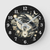 Hand halten eines Kristalls unter dem Mondlicht Runde Wanduhr (Vorderseite)