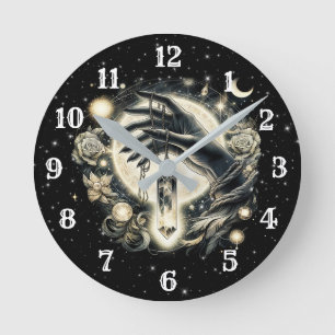 Hand halten eines Kristalls unter dem Mondlicht Runde Wanduhr