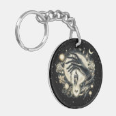 Hand halten eines Kristalls unter dem Mondlicht Schlüsselanhänger (Vorderseite links)