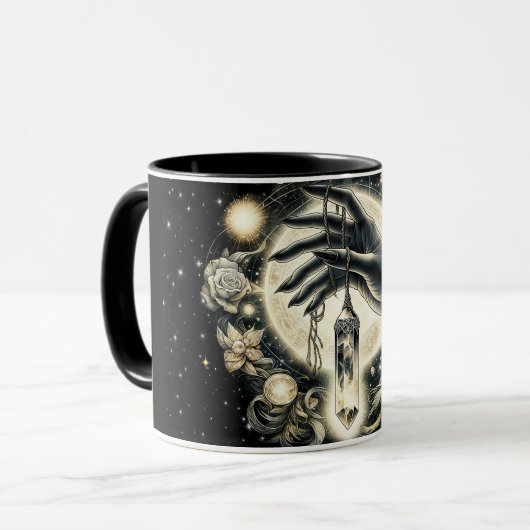 Hand halten eines Kristalls unter dem Mondlicht Tasse (Vorderseite Links)