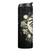 Hand halten eines Kristalls unter dem Mondlicht Thermosbecher (Nach links gedreht)