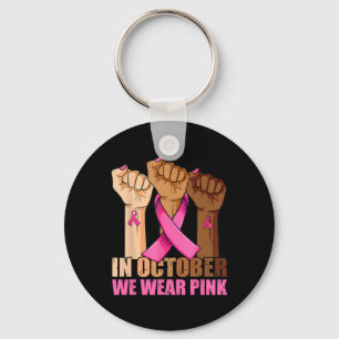 Hand im Oktober tragen wir rosa Brustkrebs-Bewusst Schlüsselanhänger