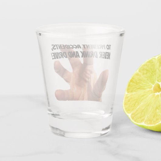 Hand in das Shot Glass Schnapsglas (Rückseite)