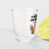 Hand in das Shot Glass Schnapsglas (Links)