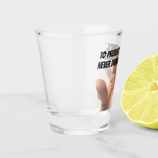 Hand in das Shot Glass Schnapsglas (Links)