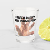 Hand in das Shot Glass Schnapsglas (Vorderseite)