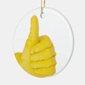 Hand in gelbem Latex Handschuh Keramikornament (Links)