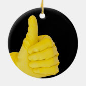 Hand in gelbem Latex Handschuh Keramikornament (Hinten)