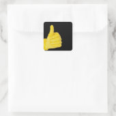 Hand in gelbem Latex Handschuh Quadratischer Aufkleber (Tasche)