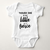 Hand Letter Obwohl sie nur wenig ist sie Fierce Baby Strampler (Vorderseite)