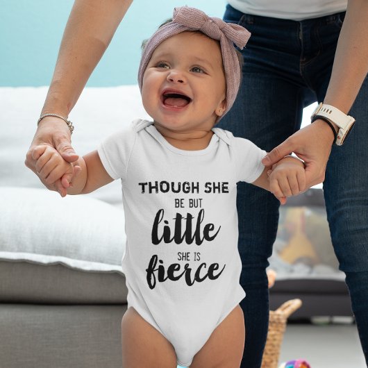 Hand Letter Obwohl sie nur wenig ist sie Fierce Baby Strampler