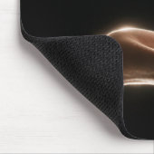Hand loslässt eine weiße Feder Mousepad (Ecke)