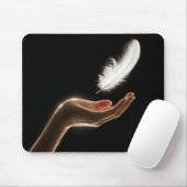 Hand loslässt eine weiße Feder Mousepad (Mit Mouse)