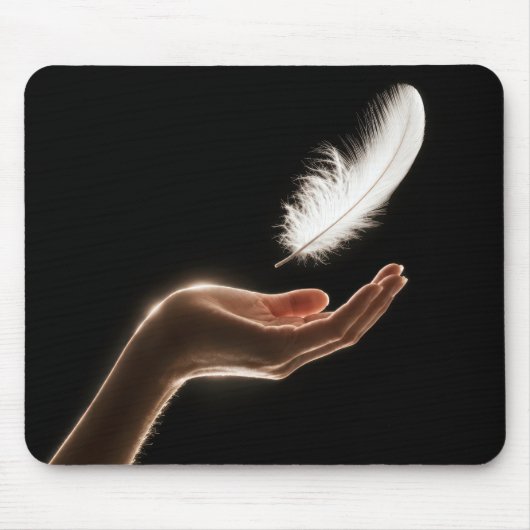 Hand loslässt eine weiße Feder Mousepad (Vorne)