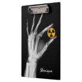 Hand mit einem Radiationssymbol Klemmbrett (Links)