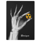 Hand mit einem Radiationssymbol Klemmbrett (Rückseite)