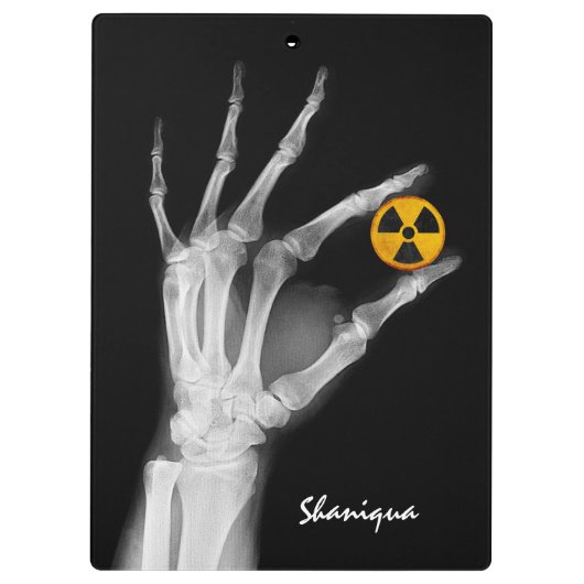 Hand mit einem Radiationssymbol  Klemmbrett (Rückseite)