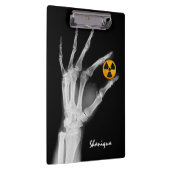 Hand mit einem Radiationssymbol Klemmbrett (Rechts)
