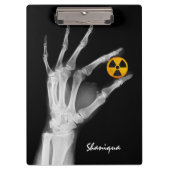 Hand mit einem Radiationssymbol  Klemmbrett (Vorderseite)