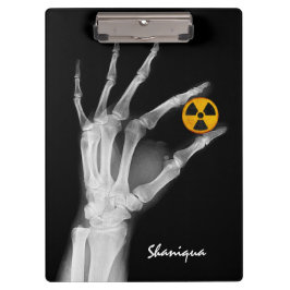 Hand mit einem Radiationssymbol  Klemmbrett