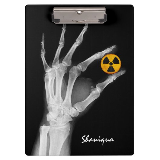 Hand mit einem Radiationssymbol Klemmbrett (Vorderseite)