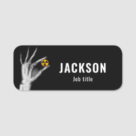 Hand mit einem Radiationssymbol Namensschild