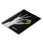Hand mit einem Radiationssymbol Notizblock (Linke Seite)