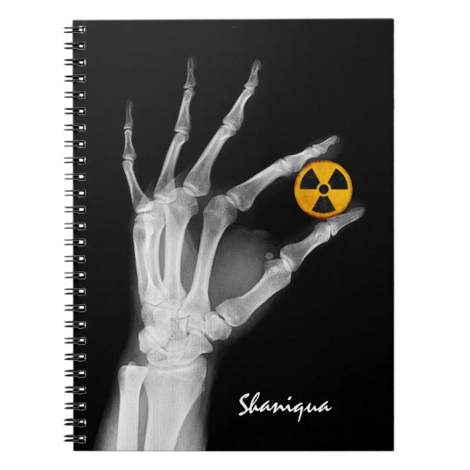 Hand mit einem Radiationssymbol Notizblock (Vorderseite)