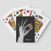 Hand mit einem Radiationssymbol Spielkarten (Rückseite)
