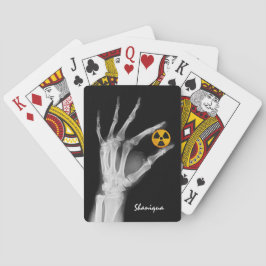 Hand mit einem Radiationssymbol  Spielkarten