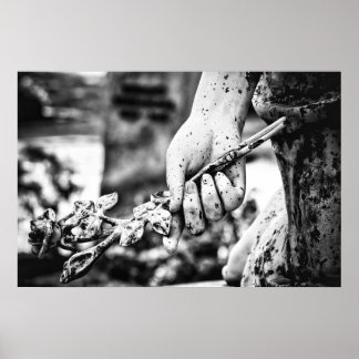 Hand mit einer Friedhofskulptur der Rose Poster