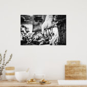 Hand mit einer Friedhofskulptur der Rose Poster (Küche)