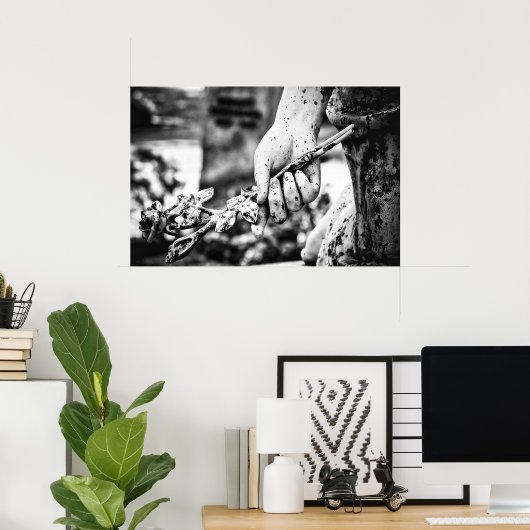 Hand mit einer Friedhofskulptur der Rose Poster (Heimbüro)