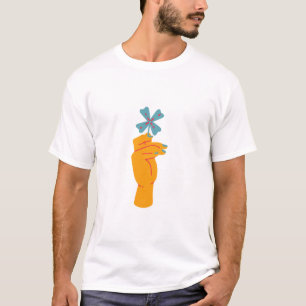 Hand mit einer vierblättrigen Klee T-Shirt