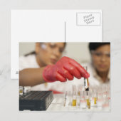 Hand mit Reagenzgläsern Postkarte (Vorne/Hinten)