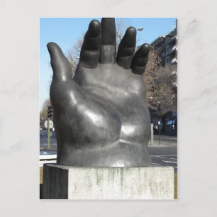 Hand. Skulptur von Fernando Botero (b. 1932) in t Postkarte