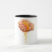 “Hand Squeezing Juicy Orange – Fresh Citrus Mug” Tasse (Zentrum)