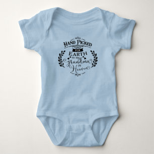 Hand von meiner Oma in Heaven Blue Boy gepickt Baby Strampler