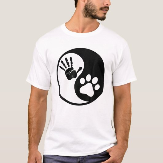 Hand Yin Paw Yang lebt in Harmonie mit Ihrem Hund T-Shirt (Vorderseite)