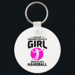 Handball Player Sport Team Handballer Funny Sprich Schlüsselanhänger<br><div class="desc">Unterschätze niemals ein Mädchen,  das Handball spielt. Ein tolles Design für Handballspieler,  Fans,  Trainer,  Instruktoren oder alle,  die Handball,  Feldball,  tschechischen Handball oder europäischen Handball Lieben.</div>