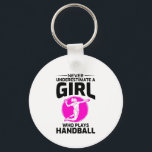 Handball Player Sport Team Handballer Funny Sprich Schlüsselanhänger<br><div class="desc">Unterschätze niemals ein Mädchen,  das Handball spielt. Ein tolles Design für Handballspieler,  Fans,  Trainer,  Instruktoren oder alle,  die Handball,  Feldball,  tschechischen Handball oder europäischen Handball Lieben.</div>
