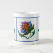 Handbestickte helle Blume Jumbo-Tasse (Vorderseite)
