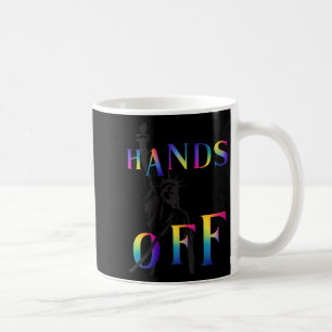 Händchen der Widerstandskraft Regenbogenstatue der Kaffeetasse