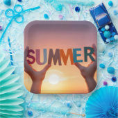 Händchen, die Sommertext halten Pappteller (Party)