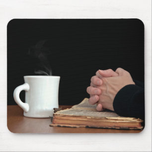 Hände auf alter Bibel Mousepad